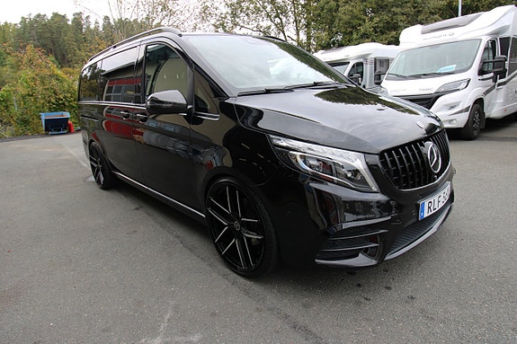 Mercedes-Benz V250 2 of 18