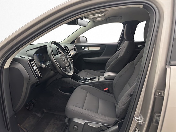 Volvo XC40 12 of 30