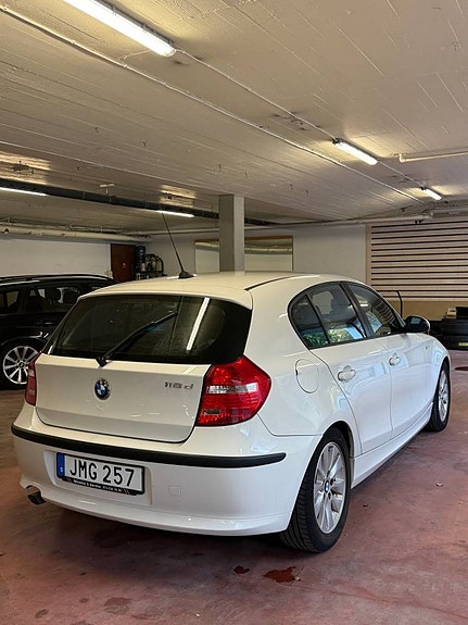 BMW 118d 3 of 5