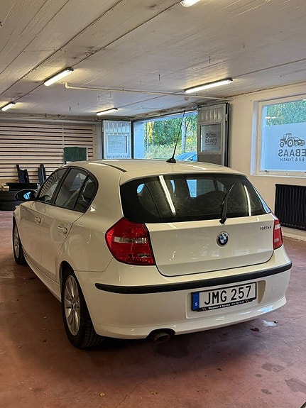 BMW 118d 2 of 5