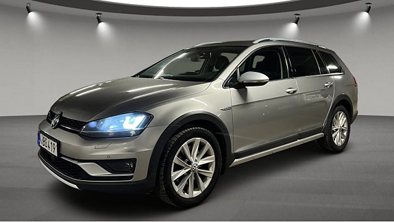 Volkswagen Golf Alltrack 2 of 9