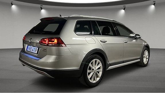 Volkswagen Golf Alltrack 3 of 9