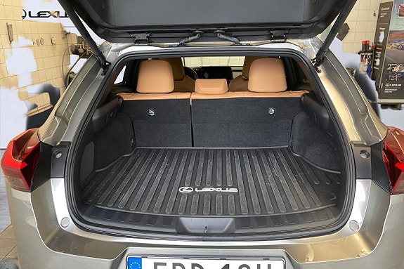 Lexus UX300h 10 of 24
