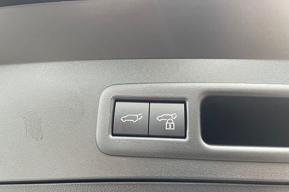 Lexus UX300h 23 of 24