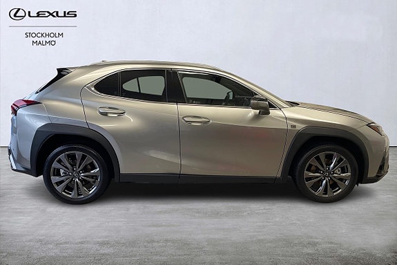 Lexus UX300h 16 of 24