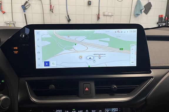Lexus UX300h 13 of 24