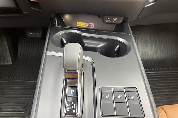 Lexus UX300h 20 of 24