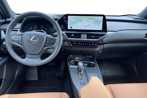 Lexus UX300h 8 of 24