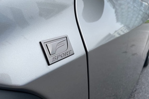 Lexus UX300h 22 of 24