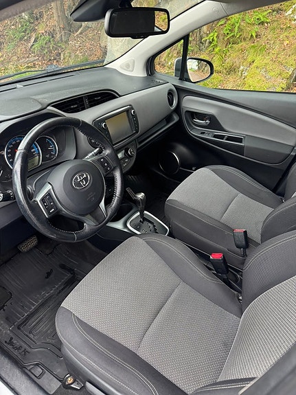 Toyota Yaris 5 of 6