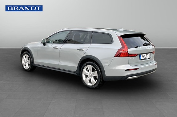 Volvo V60 Cross Country 2 of 9
