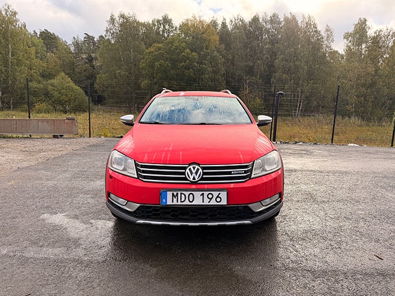 Volkswagen Passat Alltrack 2 of 12