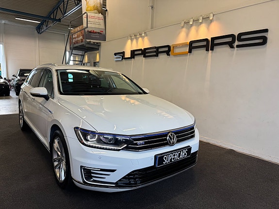 Volkswagen Passat 2 of 19