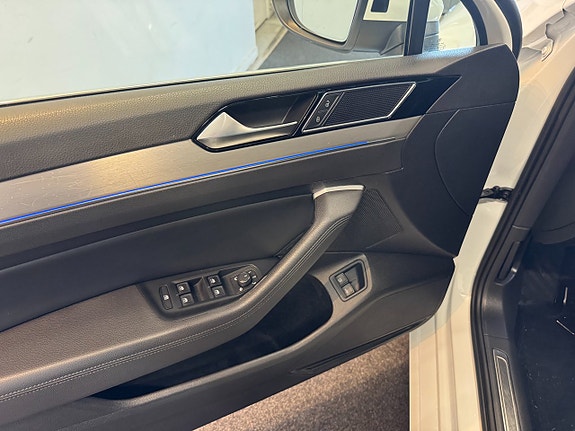 Volkswagen Passat 13 of 19