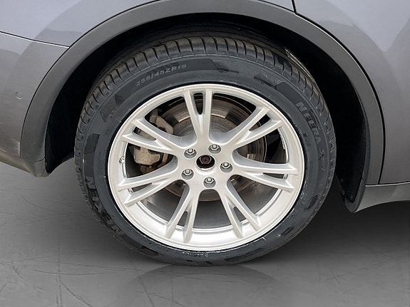 Tesla Model Y 23 of 30