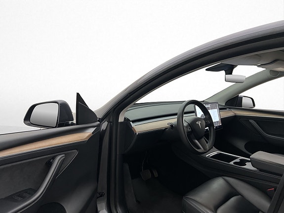 Tesla Model Y 10 of 30