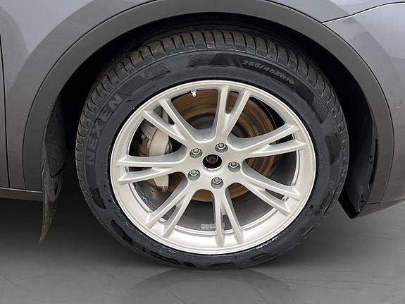 Tesla Model Y 24 of 30