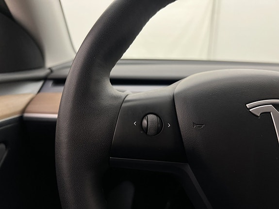 Tesla Model Y 25 of 30