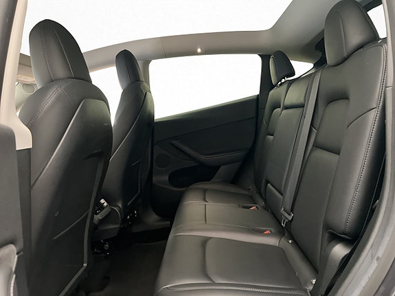 Tesla Model Y 19 of 30