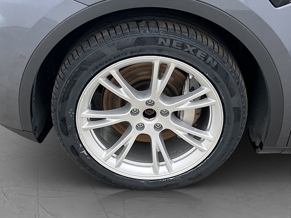 Tesla Model Y 21 of 30