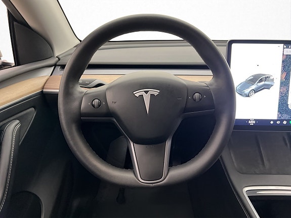 Tesla Model Y 14 of 30