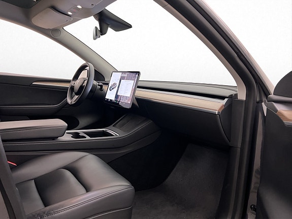 Tesla Model Y 18 of 30