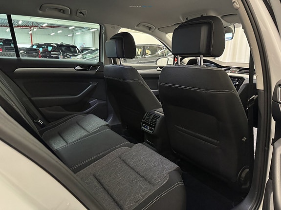 Volkswagen Passat 16 of 23