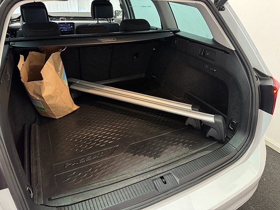 Volkswagen Passat 13 of 23