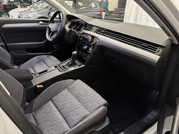 Volkswagen Passat 18 of 23