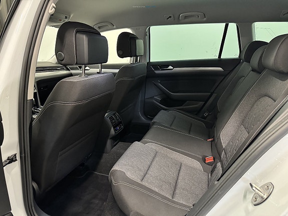 Volkswagen Passat 11 of 23