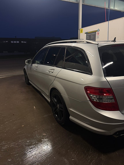 Mercedes-Benz C350 4 of 7