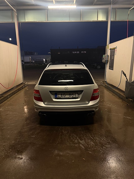 Mercedes-Benz C350 5 of 7