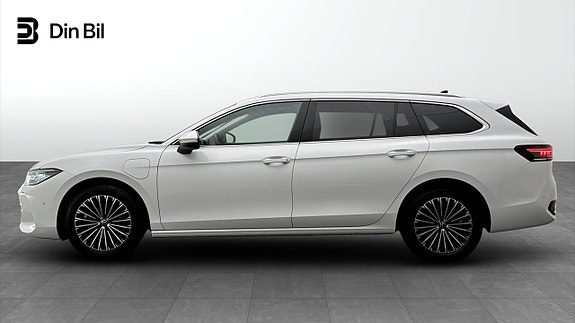 Volkswagen Passat 2 of 19