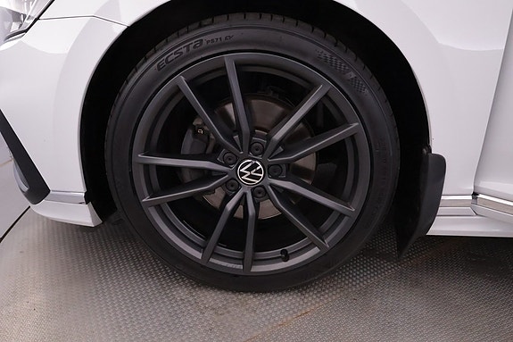 Volkswagen Passat 16 of 24