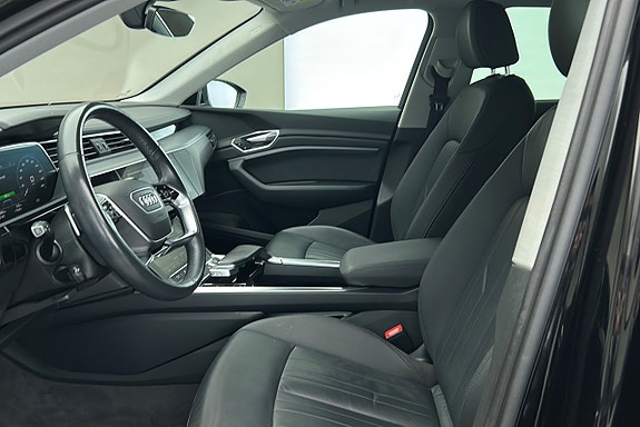 Audi e-tron 10 of 23