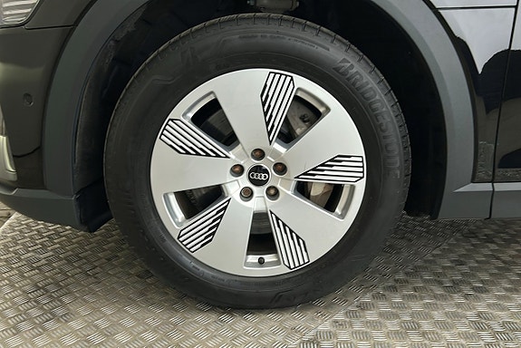 Audi e-tron 12 of 23