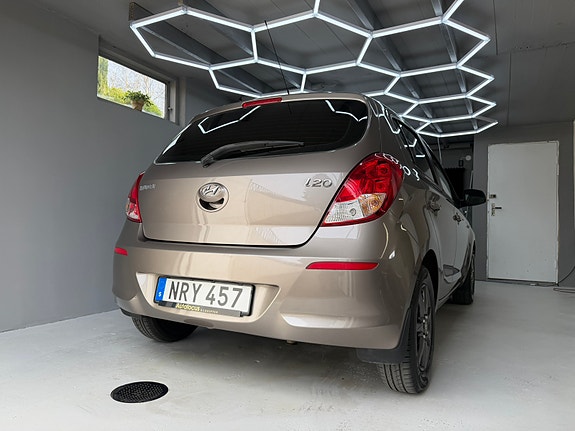 Hyundai i20 2 of 10
