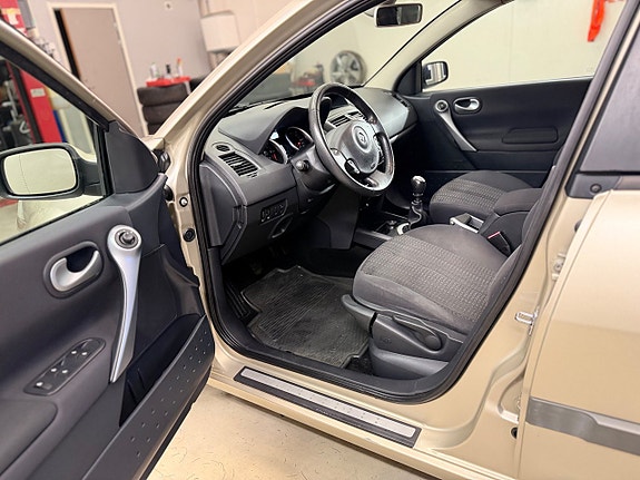 Renault Megane 14 of 16