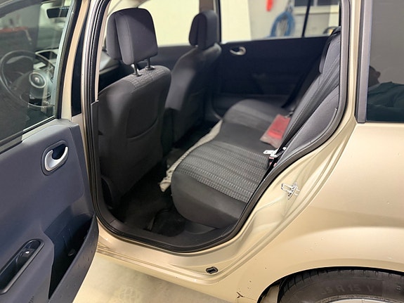 Renault Megane 12 of 16