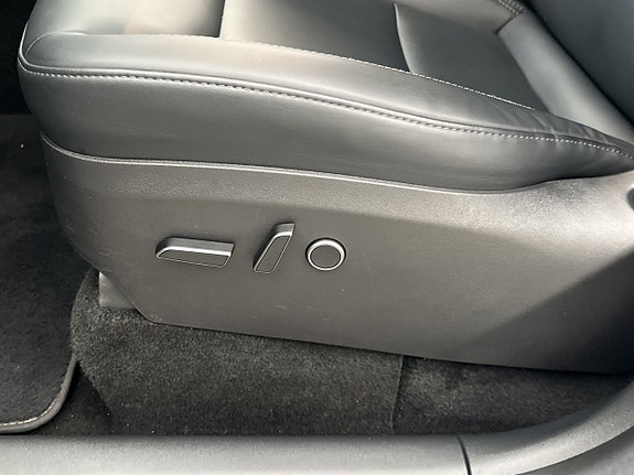 Tesla Model Y 28 of 30