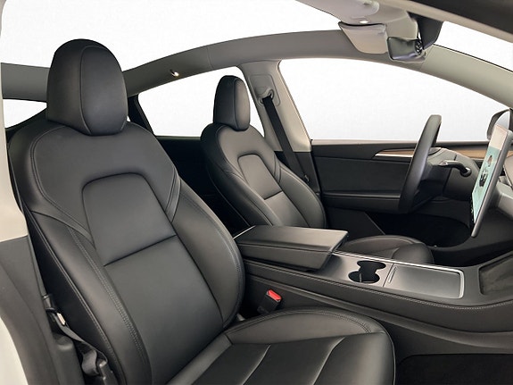 Tesla Model Y 14 of 30