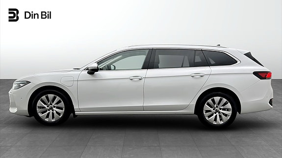 Volkswagen Passat 2 of 19