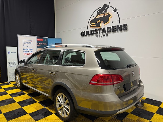 Volkswagen Passat Alltrack 12 of 30