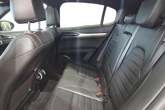 Alfa Romeo Stelvio 9 of 15