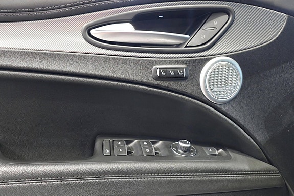 Alfa Romeo Stelvio 11 of 15