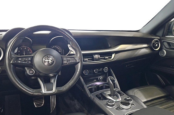 Alfa Romeo Stelvio 10 of 15