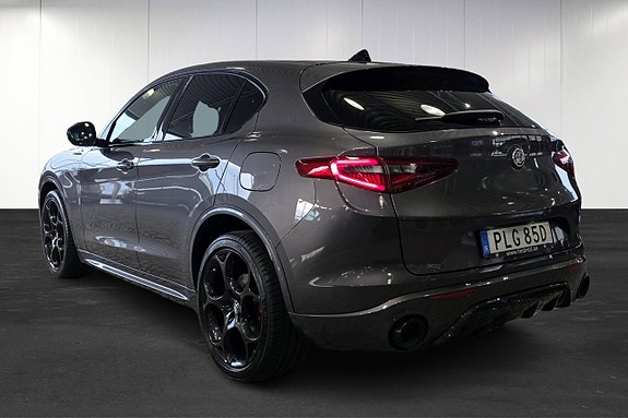 Alfa Romeo Stelvio 2 of 15
