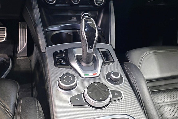 Alfa Romeo Stelvio 12 of 15
