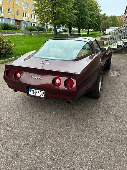 Chevrolet Corvette 8 of 9