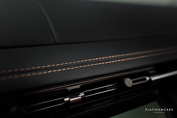 Aston Martin DB12 17 of 27